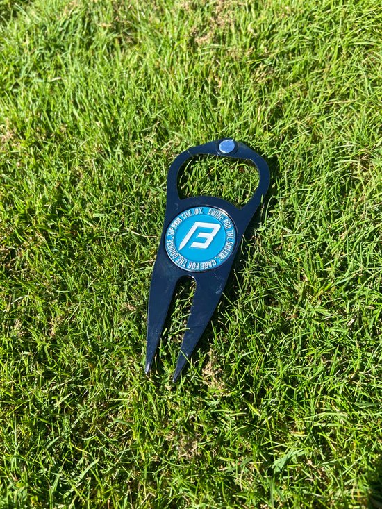 Big Fred's Swing & Sip 4-in-1 Golf Pitchfork: Divot Reparatie, Balmarker, Flessenopener & Club Steun - Golf Divot tool van BIG