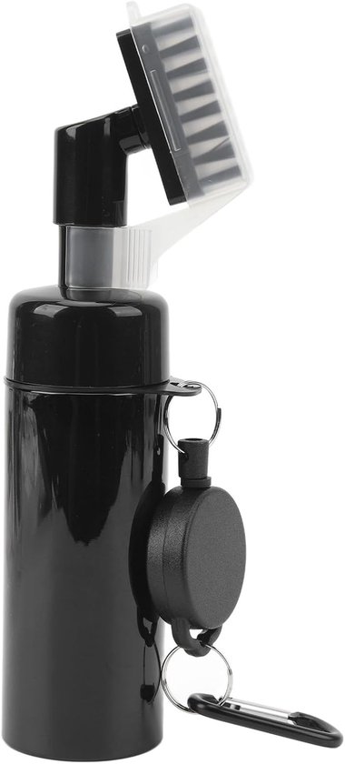 Stripe 2-in-1 Golfborstel Zwart – Waterreservoir & Retainer Clip – Compact Design van Stripe.